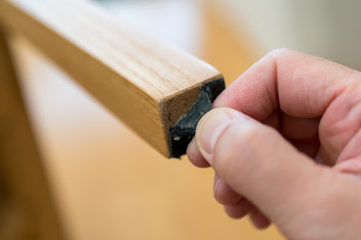 ベタつきが気になる！木製家具ついたシールの剥がし方と汚れ落としのお手入れ方法を紹介します