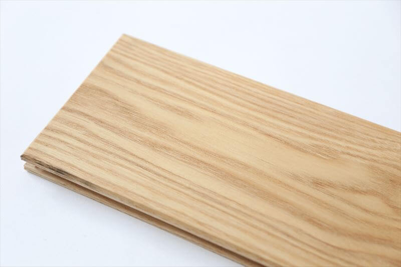 ②タモ：北欧スタイルに映える、美しい木目と機能性を兼ね備えた床材