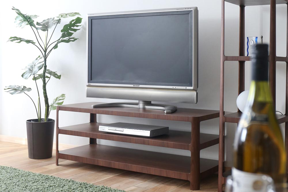 テレビボード：収納量と配線のしやすさ、圧迫感のないデザイン