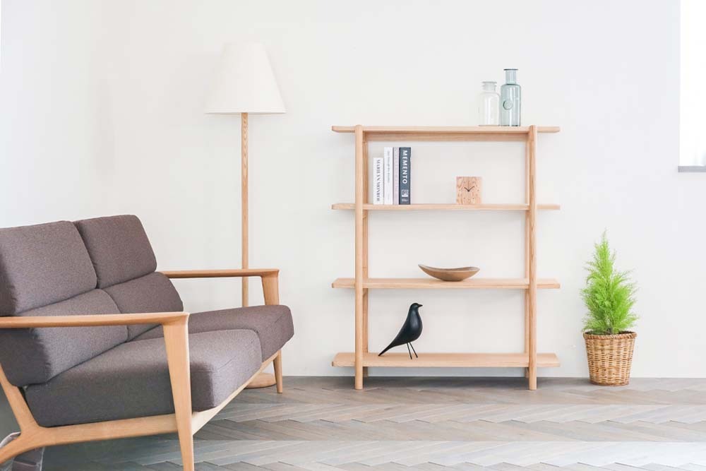 オーク材シェルフでつくる北欧風の空間