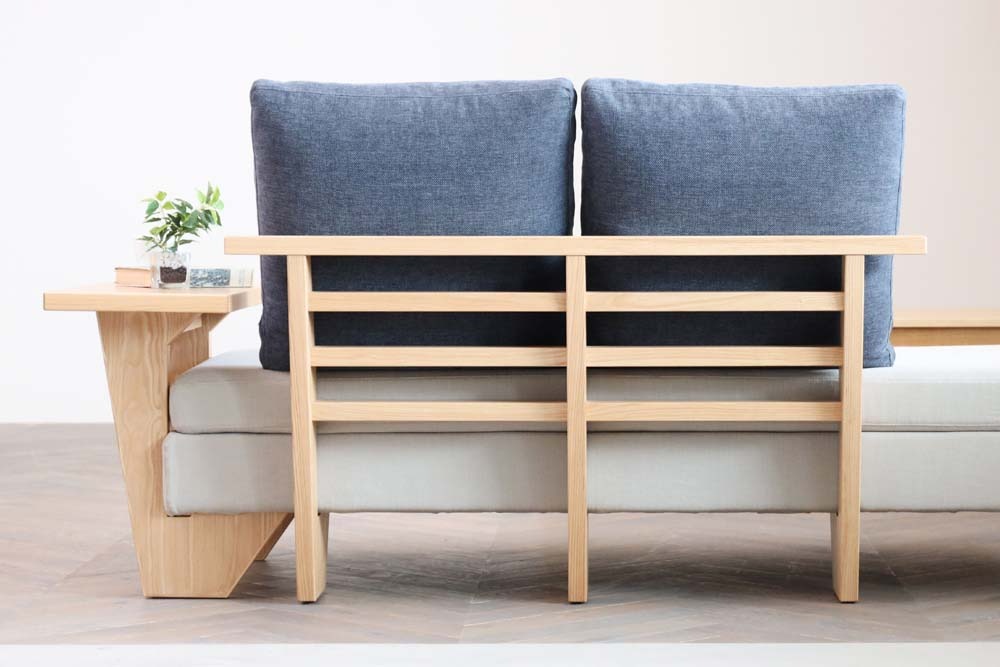 タモ材ソファでスタイリッシュな印象に