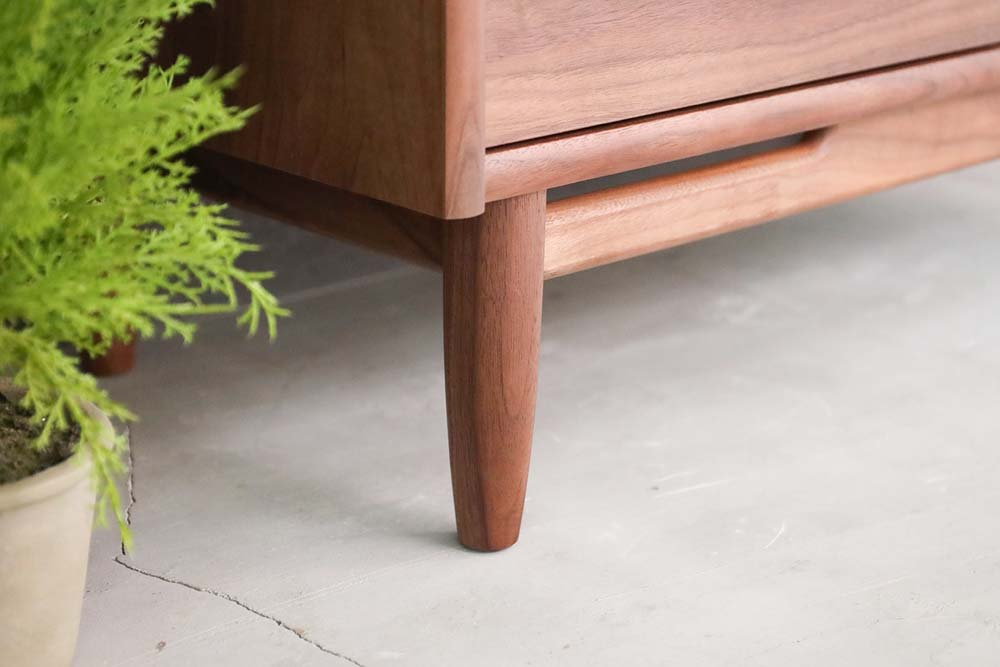 ウォールナットのキャビネットで広く・明るく見せる工夫