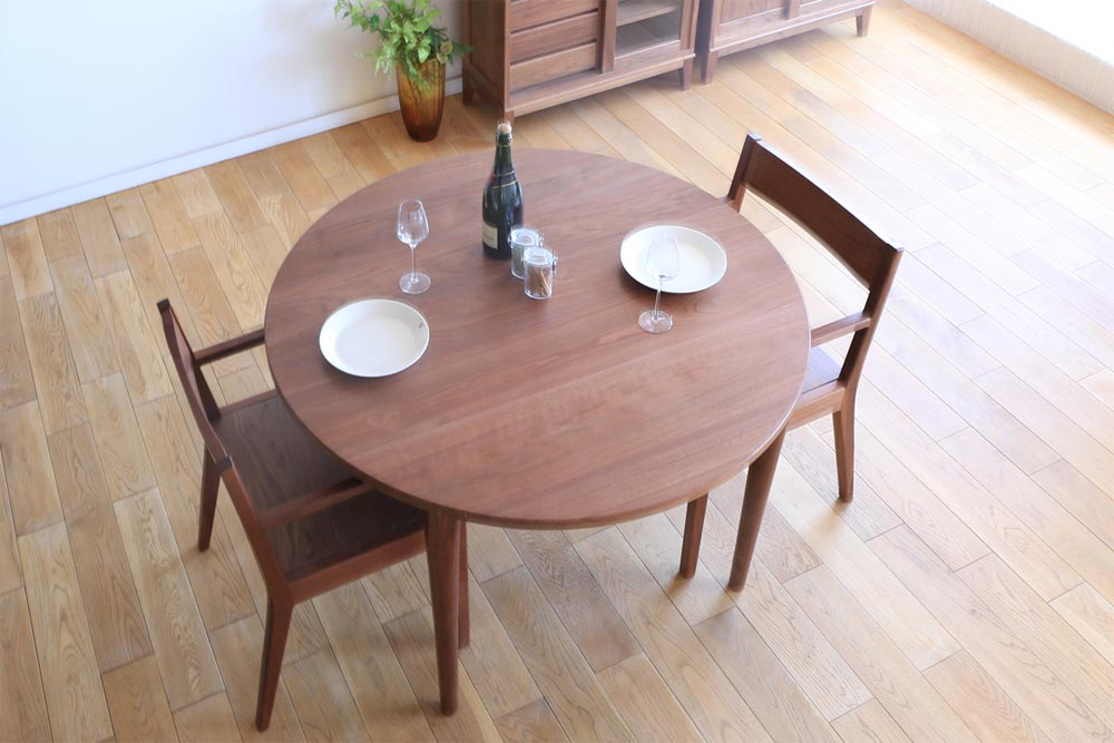 ウォールナット材のテーブル明るい部屋に合うのか