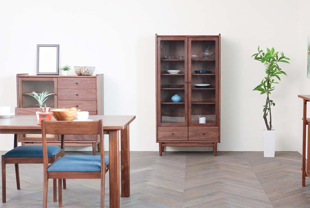 2.扉よりも大きいガラスで収納を魅せるデザイン