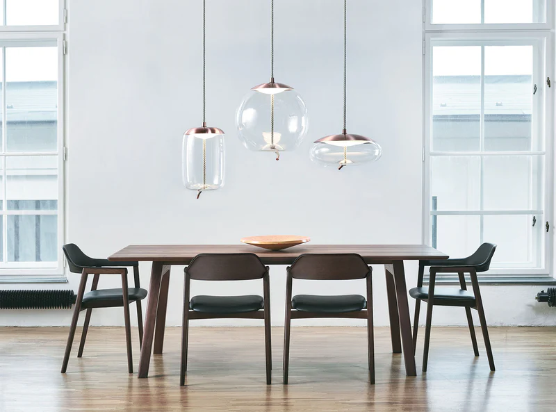 異素材のコントラストが映えるダイニング