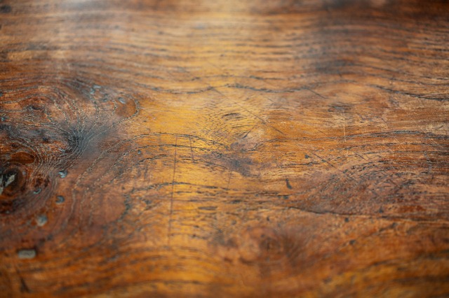 ウォールナット材のテーブルは傷が目立つのか