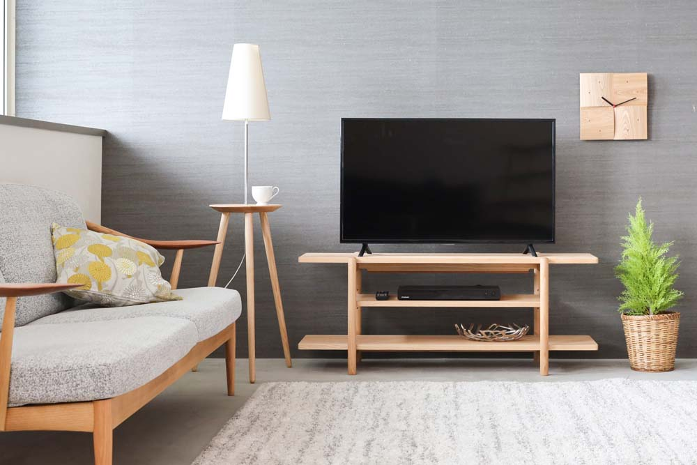 後悔しないタモ材テレビボードの選び方!サイズ・収納・塗装の実践ポイントを解説