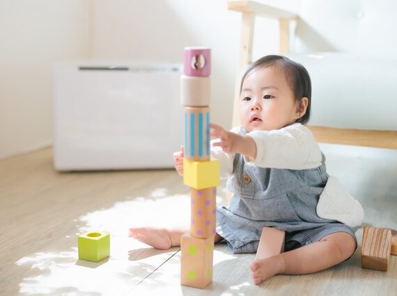 木育のための「木のおもちゃ」が0歳児の五感を育む理由|音や手触りの秘密