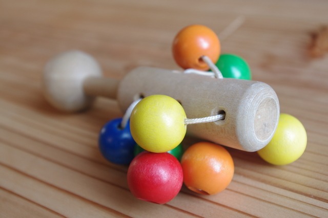 1. 【0歳〜】ファーストトイの定番「木のラトル（ガラガラ）」