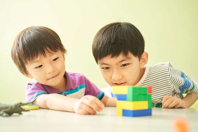 5. 【2歳・3歳〜】思考力を育む「木のバランスゲームやボードゲーム」