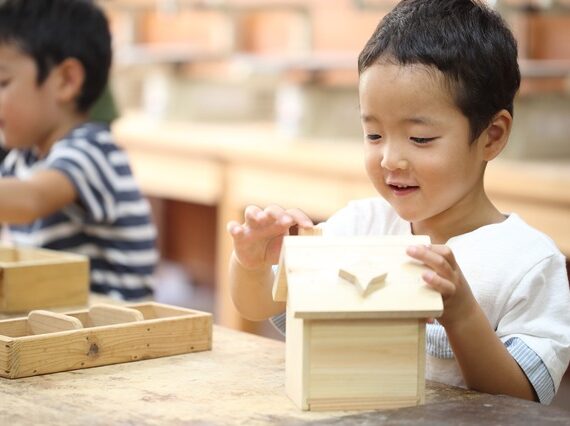 子どもの感性を育む旅を。北海道発祥「木育」を親子で木工体験できる人気ワークショップ完全ガイド