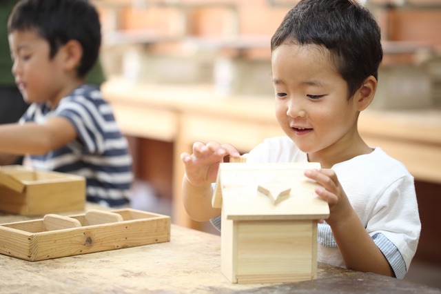 子どもの感性を育む旅を。北海道発祥「木育」を親子で木工体験できる人気ワークショップ完全ガイド