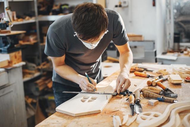 ゼロから形を生み出す。家具職人の具体的な仕事内容